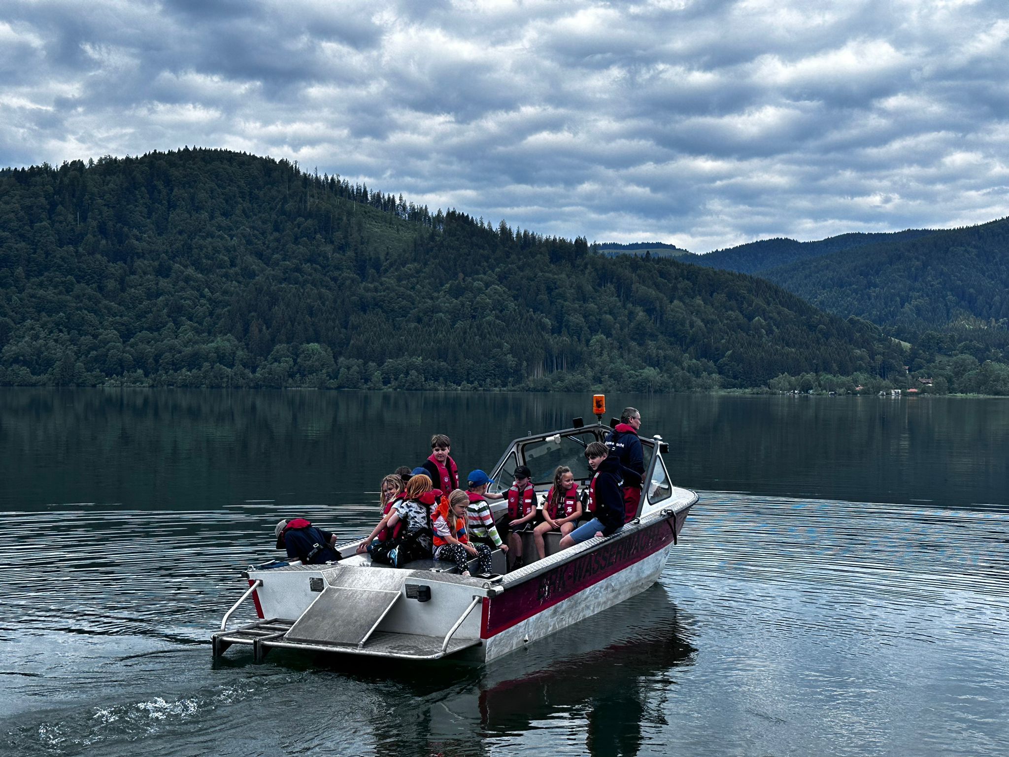 Kinder der Förderschule sind zu Besuch bei der Wasserwacht Schliersee und machen einen Ausflug mit dem Rettungsboot auf den See